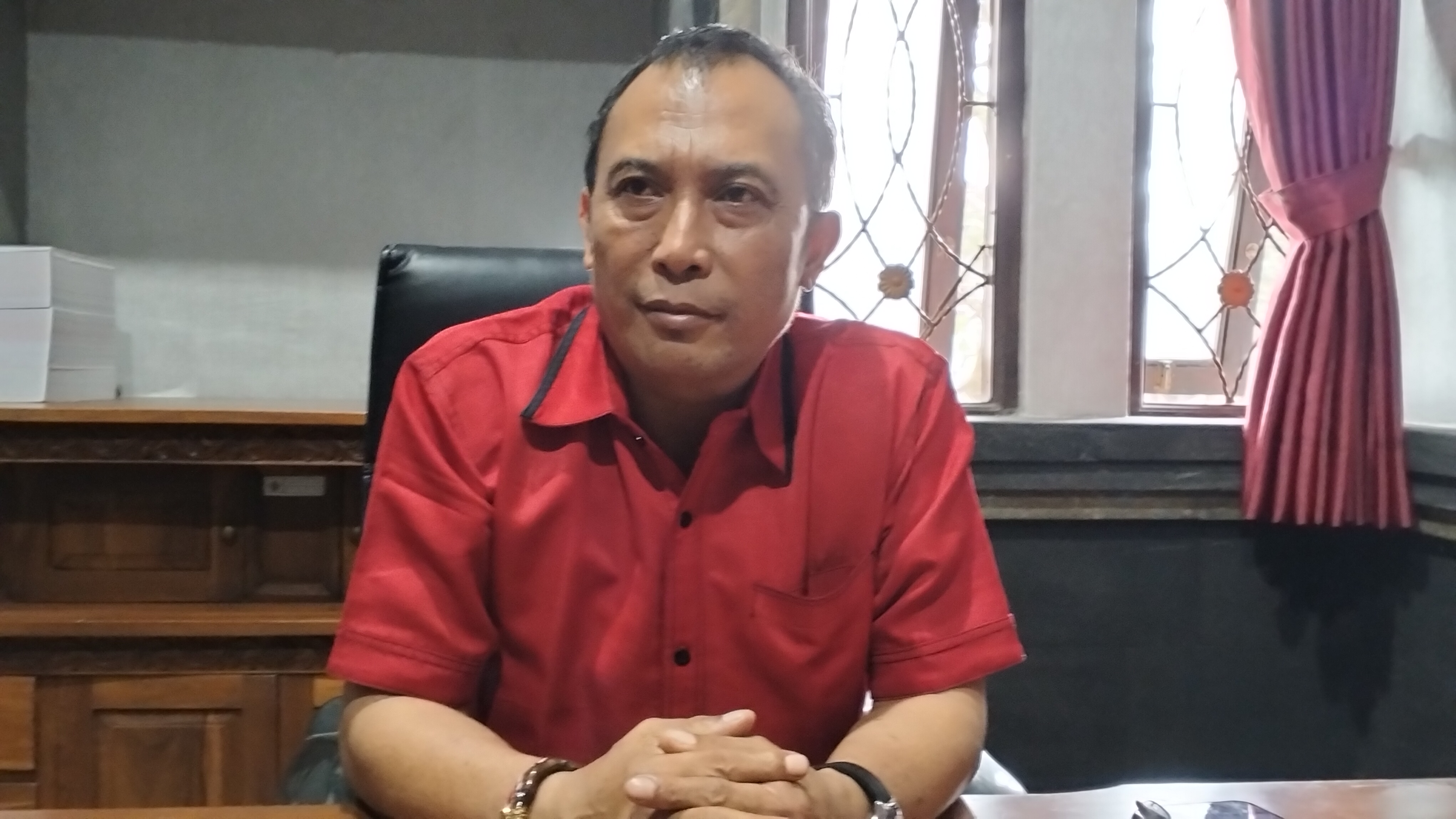 REKOMENDASI: Sekretaris DPC PDIP Tabanan I Nyoman Arnawa alias Komet mengaku paket cabup dan cawabup Tabanan belum turun, tetapi santer isu muncul paket Sandi.