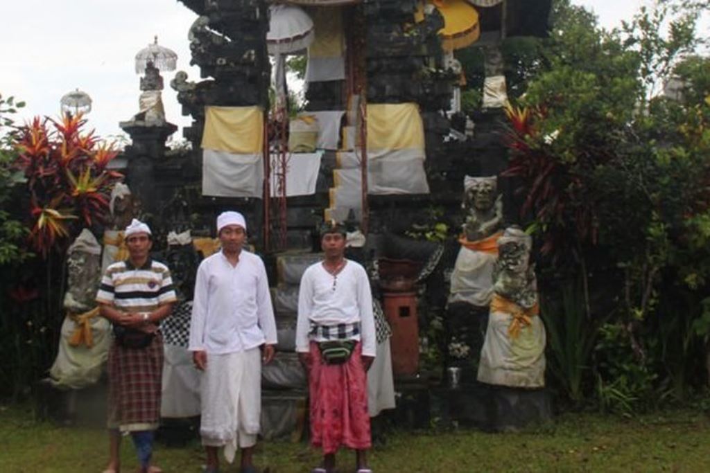 Pura Pucak Bukit Gede; Stana  Siwa dari Bongkahan Gunung Mahameru