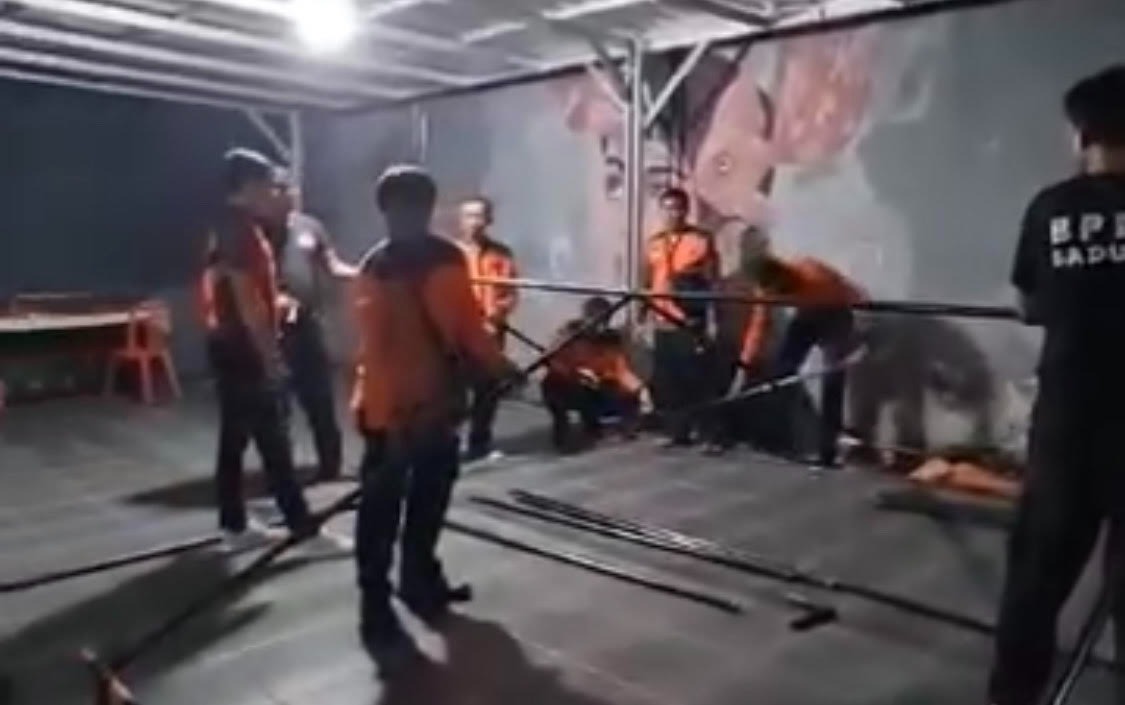 MENGUNGSI: Petugas BPBD Badung menyiapkan tenda penampungan untuk anak-anak Panti Asuhan Wisma Anak-anak Harapan lantaran tempat tinggal mereka terbakar.