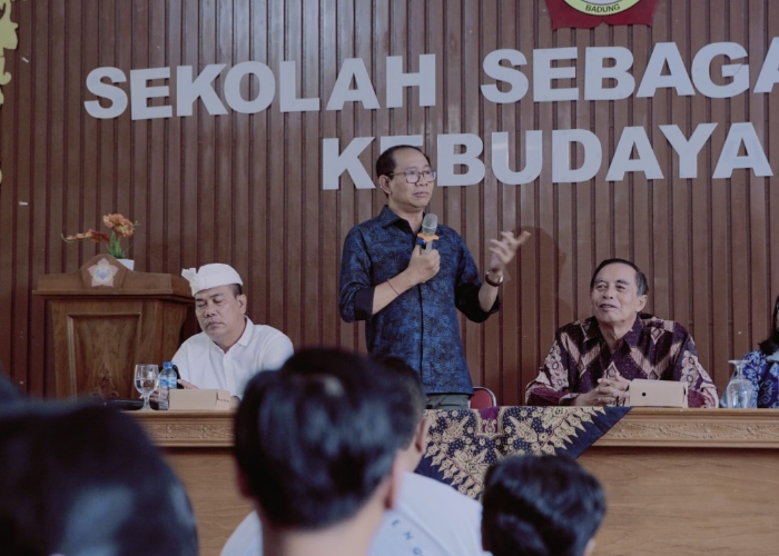 NARASUMBER: Wabup Suiasa saat menjadi Narasumber pada acara tatap muka di Aula SMK Pratama Widya Mandala Badung Br. Dawas, Desa Tibubeneng, Kuta Utara, Minggu (4/8).