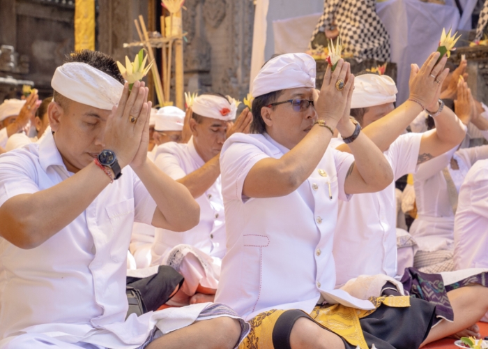 PERSEMBAHYANGAN: Bupati Giri Prasta saat menghadiri persembahyangan bersama serangkaian Karya Jelih Pura Dalem, Desa Adat Sangkaragung, Kecamatan Jembrana, Kabupaten Jembrana, Minggu (4/8).