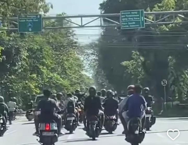Aksi konvoi ugal-ugalan pemotor tanpa helm viral di Renon Denpasar