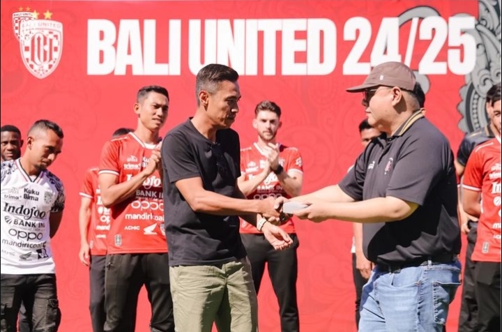 JERSEY: Perpisahan yang dilakukan Bali United untuk mantan pemain sekaligus kapten, Fadil Sausu (kiri) dalam acara launching jersey terbaru di Stadion Kapten I Wayan Dipta, Minggu 4 Agustus 2024.