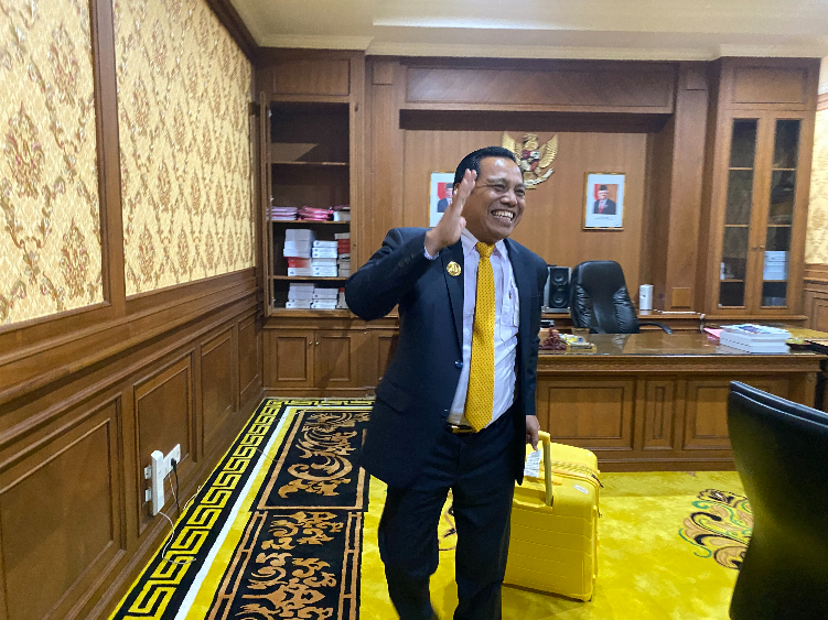 Wakil Ketua DPRD Badung, I Wayan Suyasa saat mengemasi berkas di ruangan kerjanya, Senin (5/8).