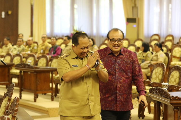 Pj Gubernur Bali Sang Made Mahendra Jaya bersama dengan Wakil Ketua DPRD Bali I Nyoman Sugawa Korry