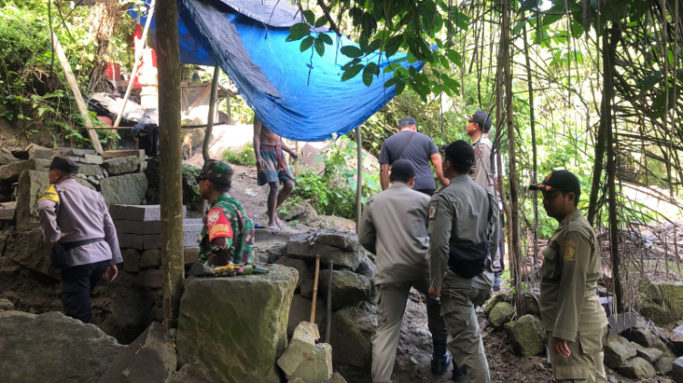 Satpol PP Gianyar melakukan pendataan dan cek lokasi galian batu padas di wilayah Blahbatuh Gianyar.