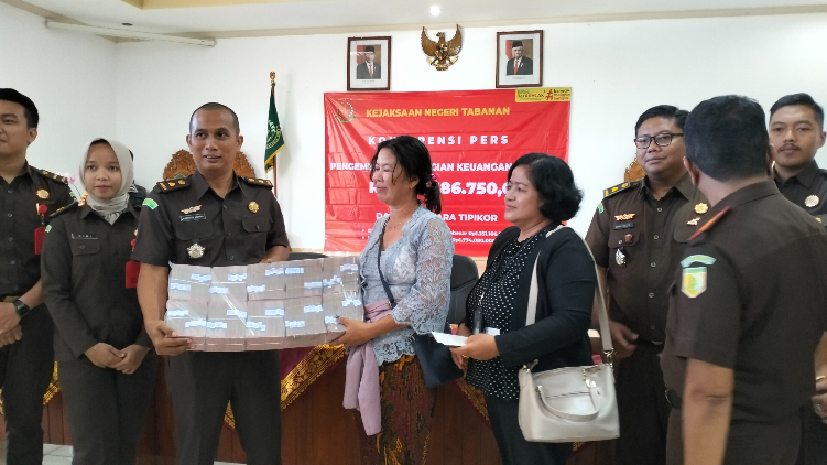 Kejari Tabanan menunjukan Uang Tunai yang akan dikembalikan kepada DAPM Swadana Harta Lestari Kecamatan Kediri LPD Desa Adat Mundeh
