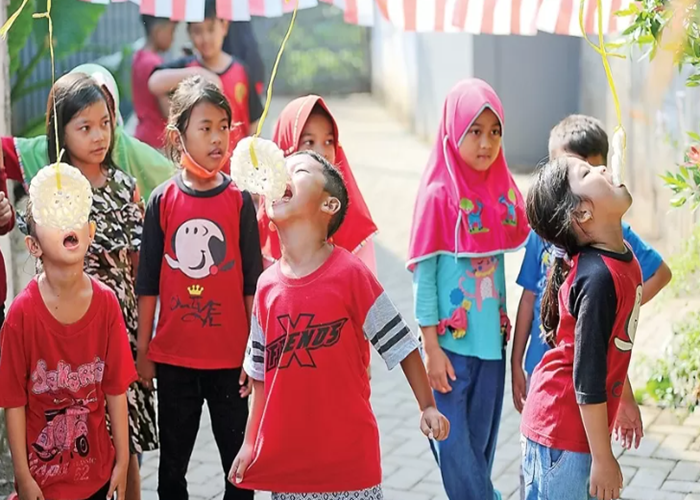 LOMBA : Sejumlah anak berpartisipasi dalam lomba makan kerupuk.