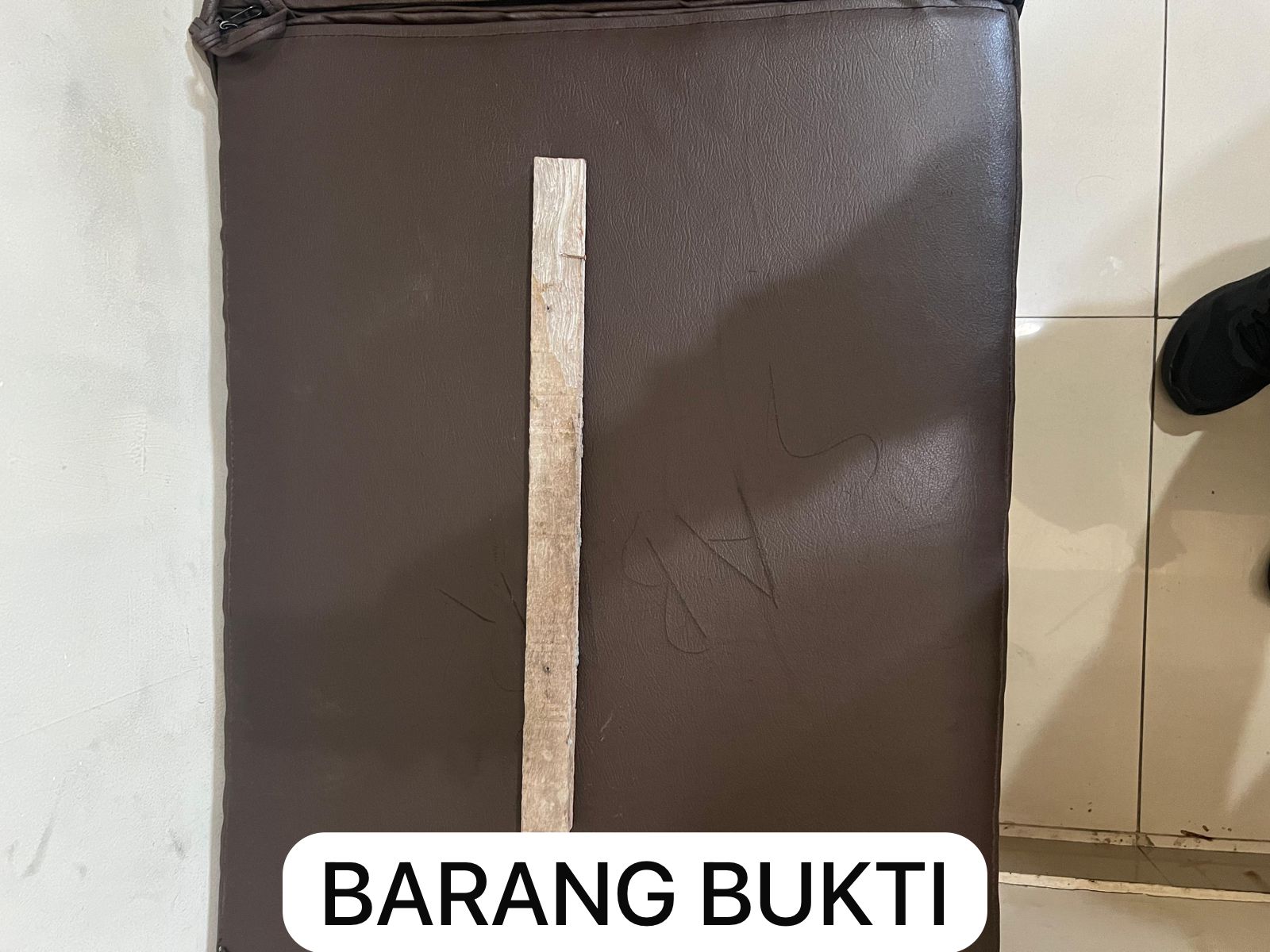 DITANGKAP: Polisi curigai buruh proyek ini sebagai pelaku yang membobol rumah warga di Kutsel. Pasalnya, dia ngaku sakit saat diinterogasi.
