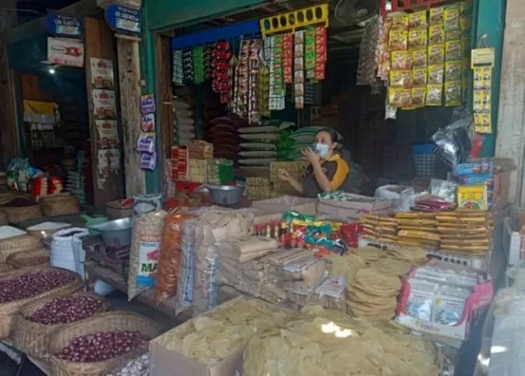 WARUNG: Larangan penjualan rokok secara eceran tidak berpengaruh terhadap ritel modern karena tidak ngecer rokok, tetapi pada warung tradisional.