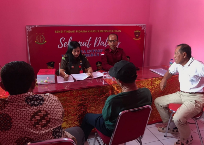 DIPERIKSA : Penyidik sedang melakukan pemeriksaan terhadap tersangka kasus korupsi dana BKK Desa Adat Tista.