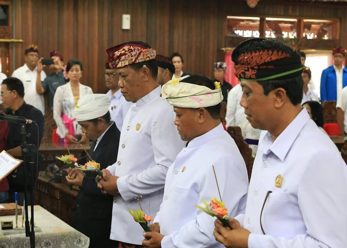 Pelantikan anggota DPRD Klungkung periode 2019 - 2024 lima tahun lalu.