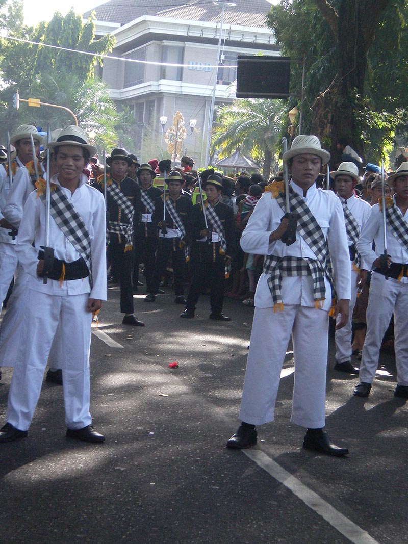 BARIS CINA: Pementasan tari Baris Cina di Banjar Semawang, Sanur, Denpasar serangkaian piodalan di pura setempat.