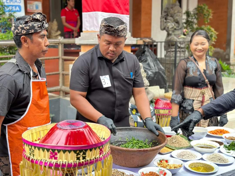 Perbekel Batuan Ari Anggara beserta istri dan tim saat mengikuti lomba membuat lawar di kantor Camat Sukawati, Selasa (6/8).