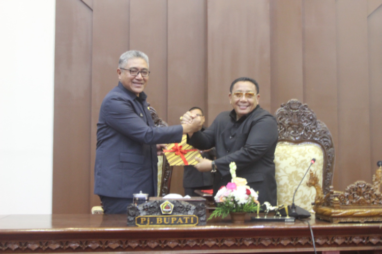 Sidang Paripurna DPRD Gianyar, Selasa (6/8) siang.