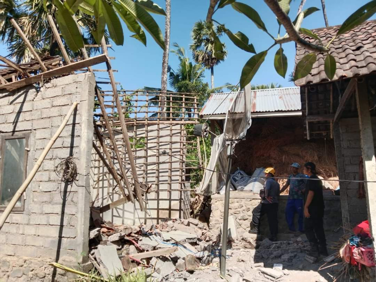 Bangunan rumah milik I Nyoman Sungsang mengalami kerusakan akibat tertimpa pohon.