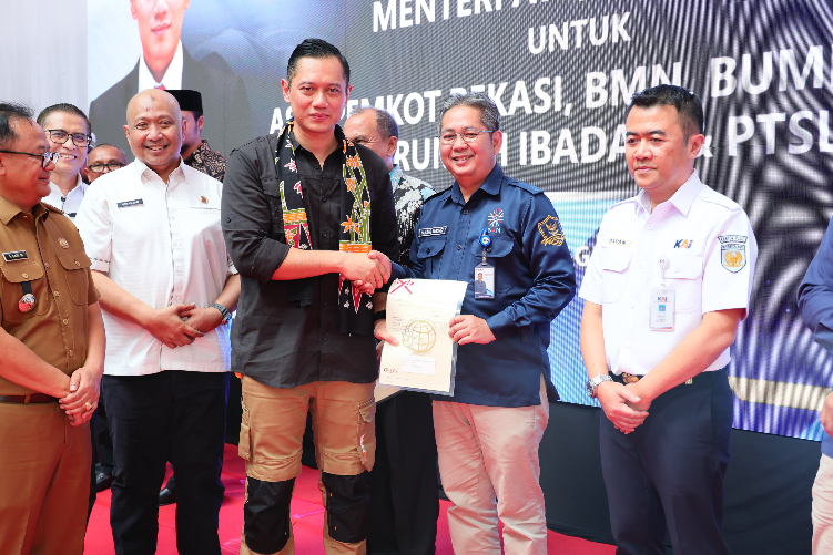 Agus Harimurti Yudhoyono (AHY) menyerahkan secara simbolis 12 Sertipikat Tanah Elektronik di Kantor Pertanahan (Kantah) Kota Bekasi, Provinsi Jawa Barat