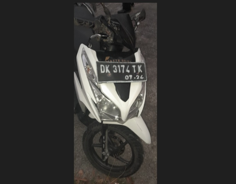 : Pembatas Jalan Bypass Ngurah Rai, Kuta, yang ditabrak Made Adi Suryanata, hingga mengakibatkan dirinya meninggal dunia.