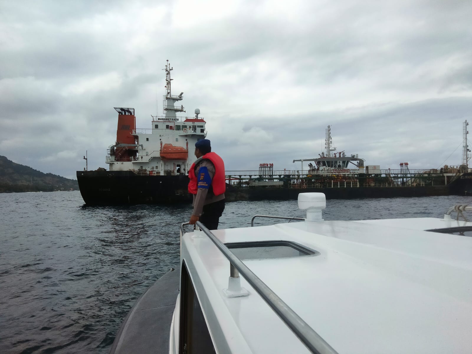 TERBAKAR: Kapal tangker Elisabeth terbakar di Pulau Topekong, Karangasem akibat ledakan. Lima orang ABK tewas dan beberapa lainnya luka-luka.