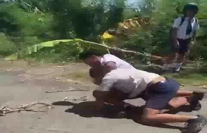 Tangkapan layar video viral perkelahian pelajar SMP yang disebutkan terjadi di Kabupaten Buleleng. Polisi dan Disdikpora Buleleng masih lakukan penyelidikan. (Foto Istimewa.)