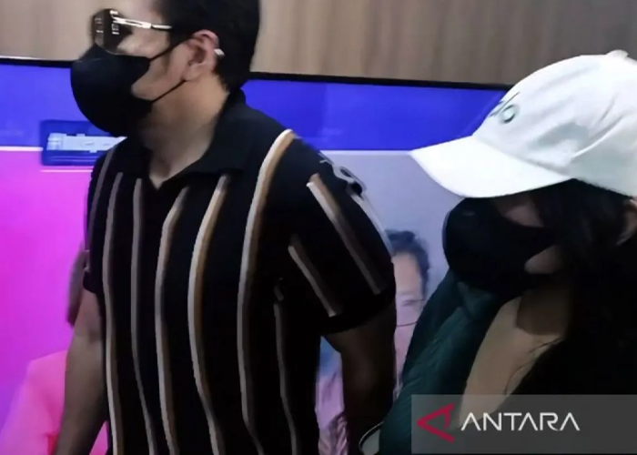Musisi AD dan anaknya DB saat hadir di Polda Metro Jaya.