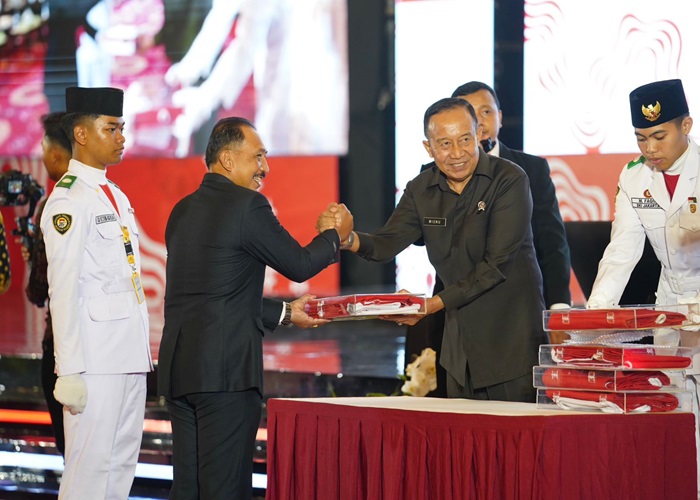 SERAH TERIMA : Penjabat (Pj) Bupati Klungkung I Nyoman Jendrika menerima Duplikat Bendera Pusaka dari Sekretaris Dewan Pengarah BPIP RI, Mayjen TNI (Purn) Wisnu Bawa Tenaya, S.I.P.