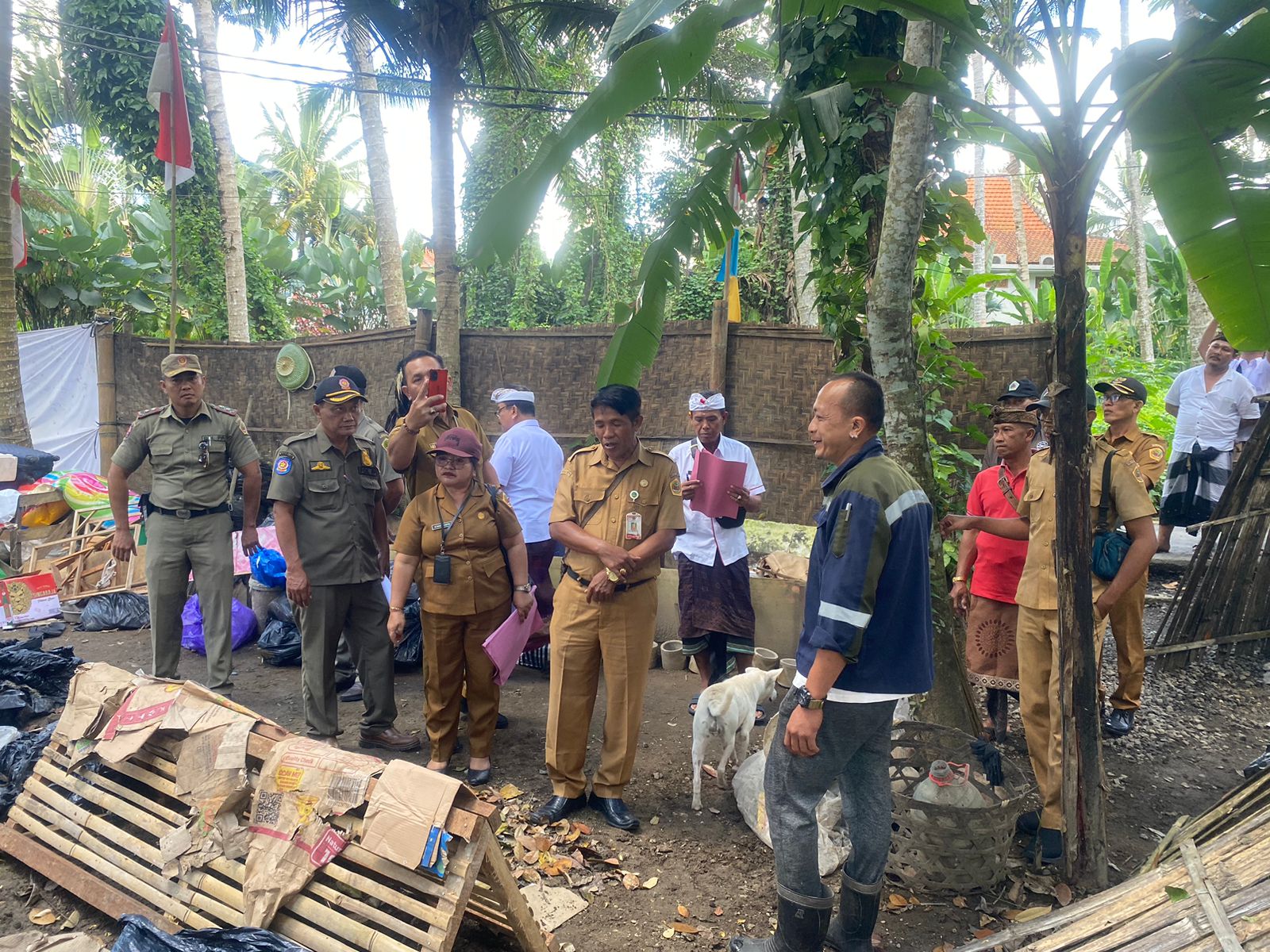 PROTES: Tim gabungan Pemkab Gianyar beri surat peringatan (SP1) terhadap pengelola usaha sampah di Kenderan, Tegallalang, Selasa (6/8) yang diprotes warga.