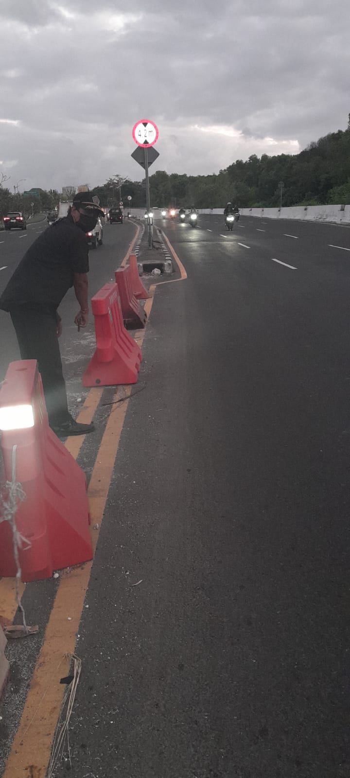 NAHAS: Pembatas Jalan Bypass Ngurah Rai, Kuta, yang ditabrak Made Adi Suryanata hingga mengakibatkan tewas.