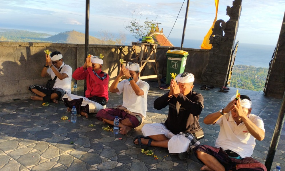 Pengurus KONI Buleleng melakukan persembahyangan di Pura Bukit Batu Kursi untuk mendoakan atlet kebanggaan Buleleng, Desak Made Rita Kusuma Dewi.