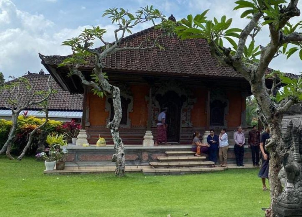Situasi rumah duka di Banjar Tengah Kaler, Desa Gulingan, Kecamatan Mengwi, pasca meninggalnya mantan Rektor Unud, Prof I Nyoman Gde Antara, Kamis (8/8).