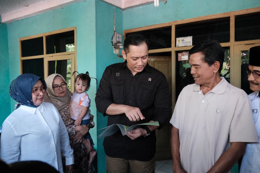 Menteri Agraria dan Tata Ruang/Kepala Badan Pertanahan Nasional (ATR/BPN) Agus Harimurti Yudhoyono (AHY) menyerahkan sertifikat di Bogor,