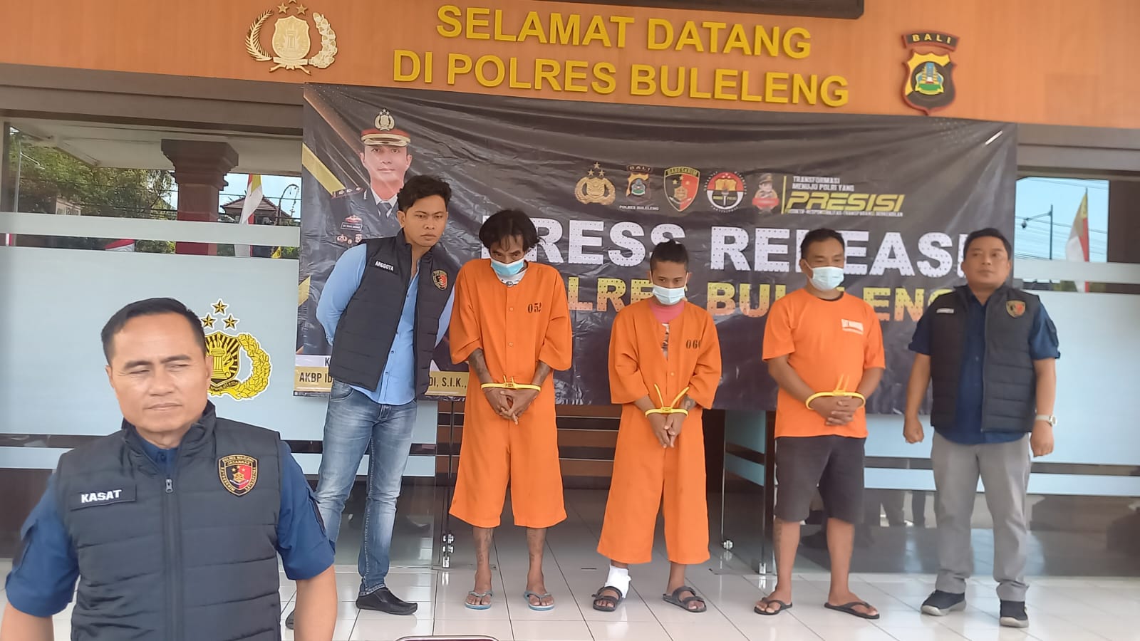 RILIS: Rilis kasus penangkapan DPO narkoba di Polres Buleleng. Tersangka sempat melukai polisi saat hendak ditangkap di penginapan bersama wanita. Hingga akhirnya didor.