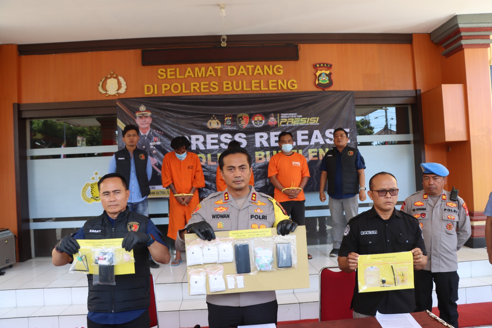 DITANGKAP: Pengungkapan kasus peredaran narkoba di Buleleng yang berhasil ditangkap tim Goak Poleng Polres Buleleng, terancam penjara dan denda miliaran rupiah.