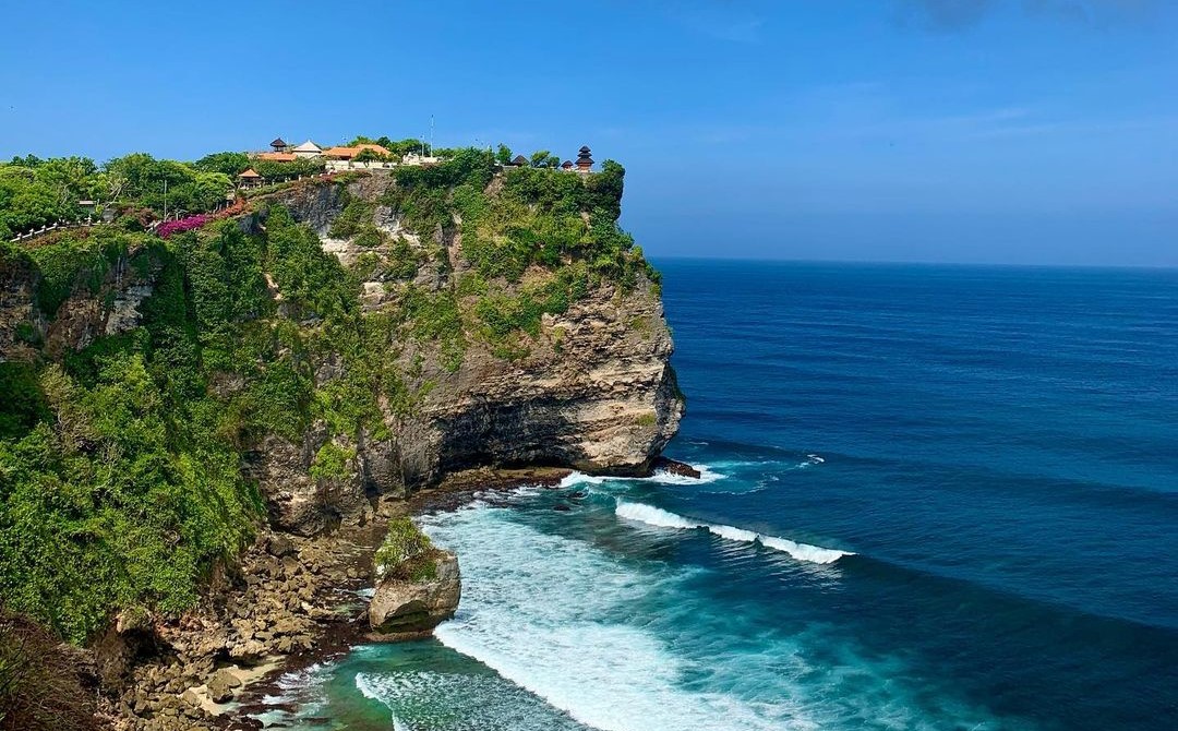 Pura Uluwati berlokasi di Desa Pecatu, Kabupaten Badung, Bali.