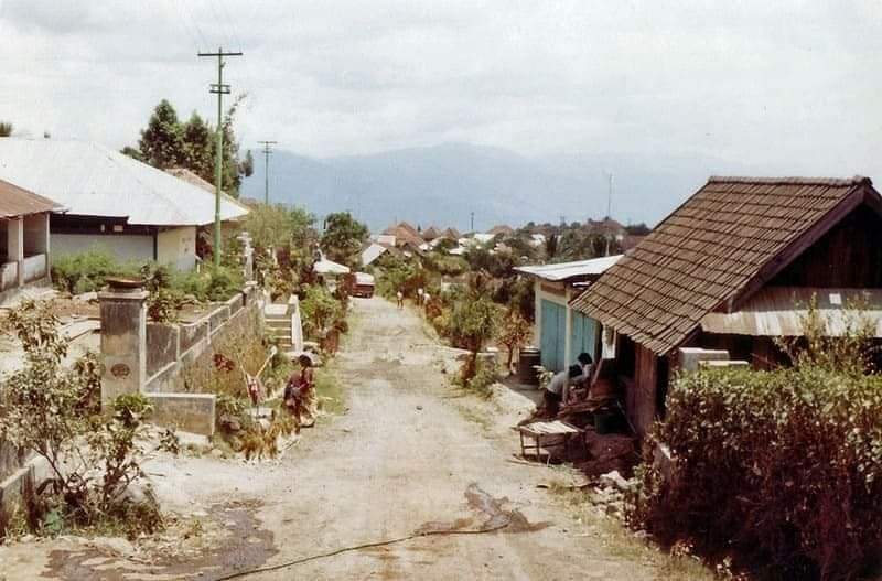 Suasana jalan di Desa Munduk, Kecamatan Banjar, Buleleng, Bali pada Tahun 1983 silam