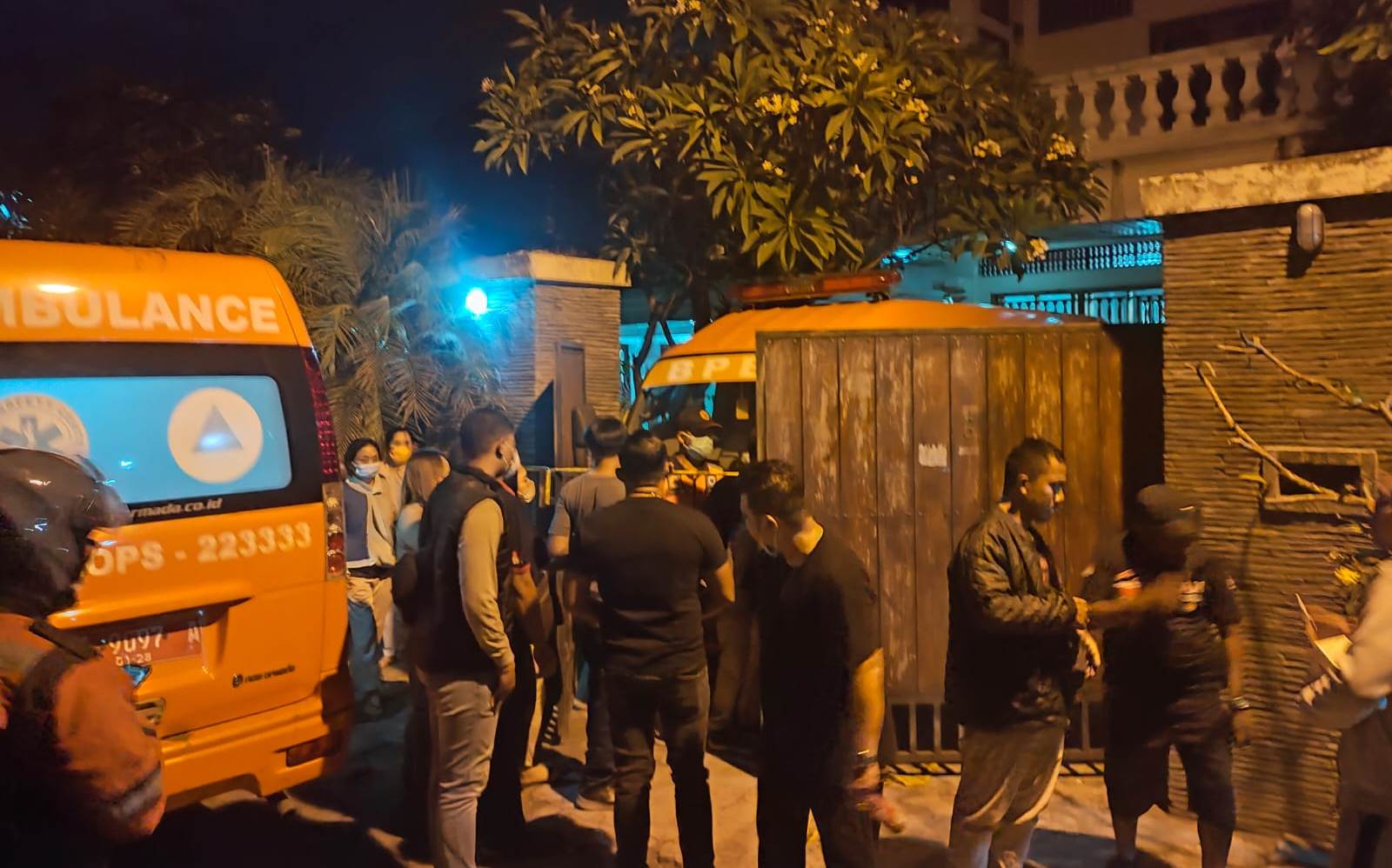 PERIKSA: Petugas kepolisian melakukan pemeriksaan di rumah tempat pasutri lansia ditemukan meninggal.