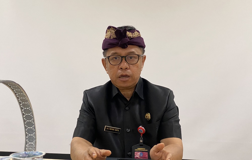 Dirut RSD Mangusada, dr. Wayan Darta saat memberikan keterangan terkait meninggalnya mantan Rektor Unud, Prof Antara, Kamis (8/8).