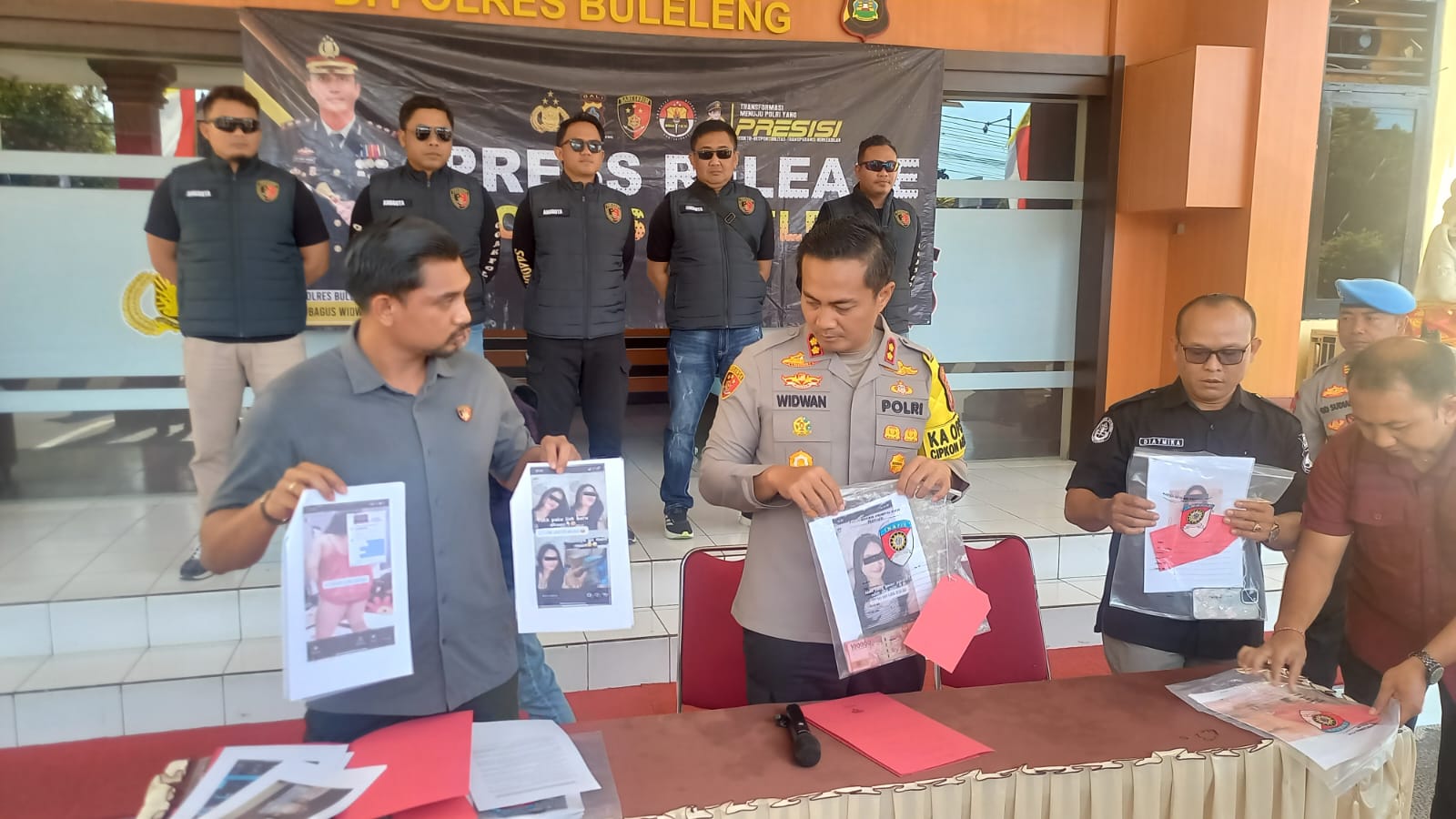 INFLUENCER: Polres Buleleng ungkap kasus endorse judi online (judol). Enam selebgram wanita asal Buleleng ditetapkan jadi tersangka. Meski demikian, mereka tidak ditahan.