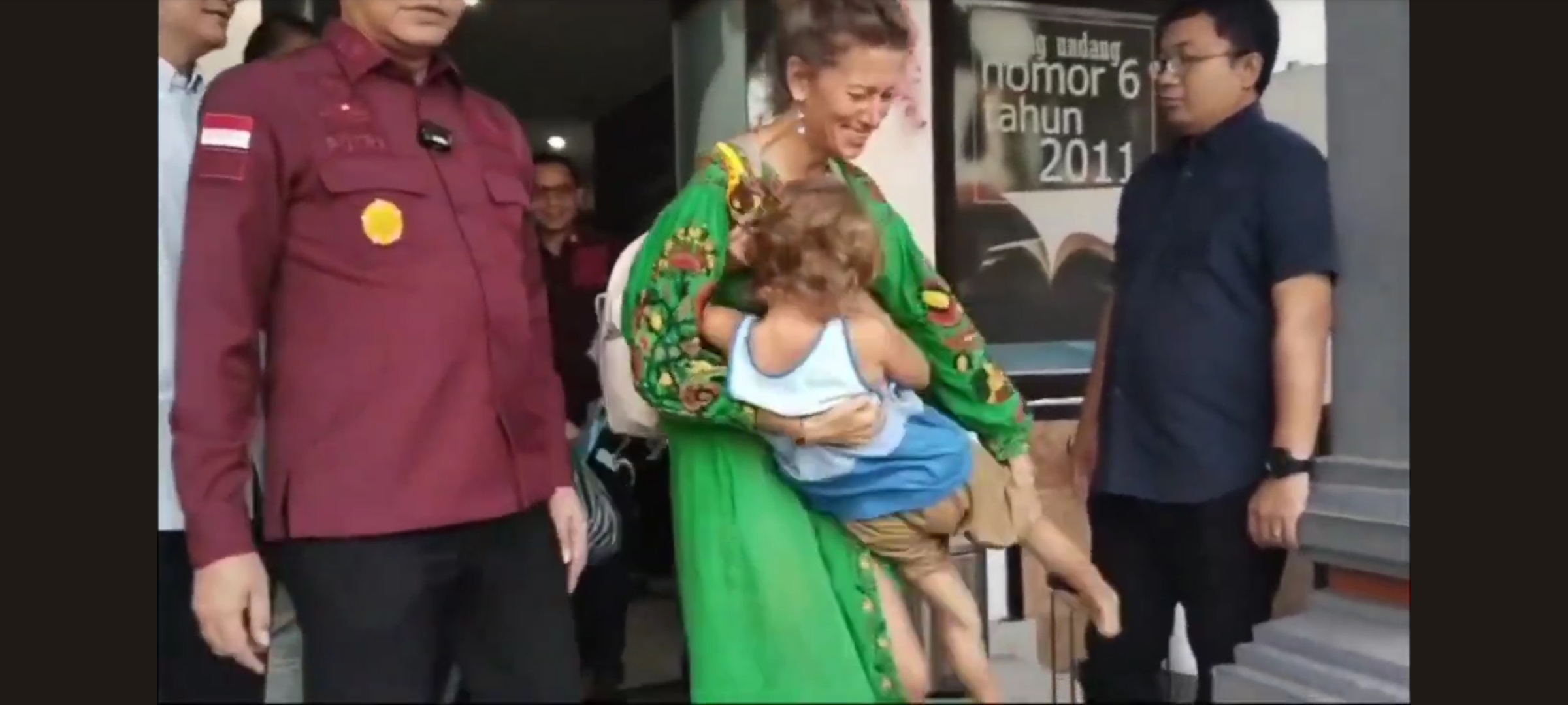 NANGIS: Kocong menangis di pelukan ibunya karena tak mau tinggalkan Bali.