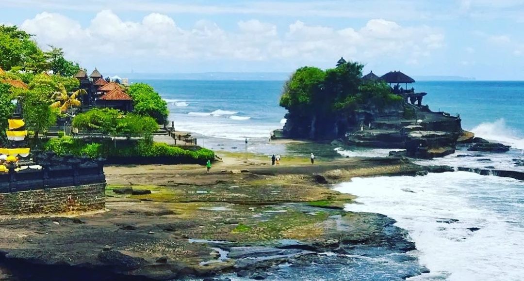 Pura Tanah Lot berada di Kabupaten Tabanan, Bali.