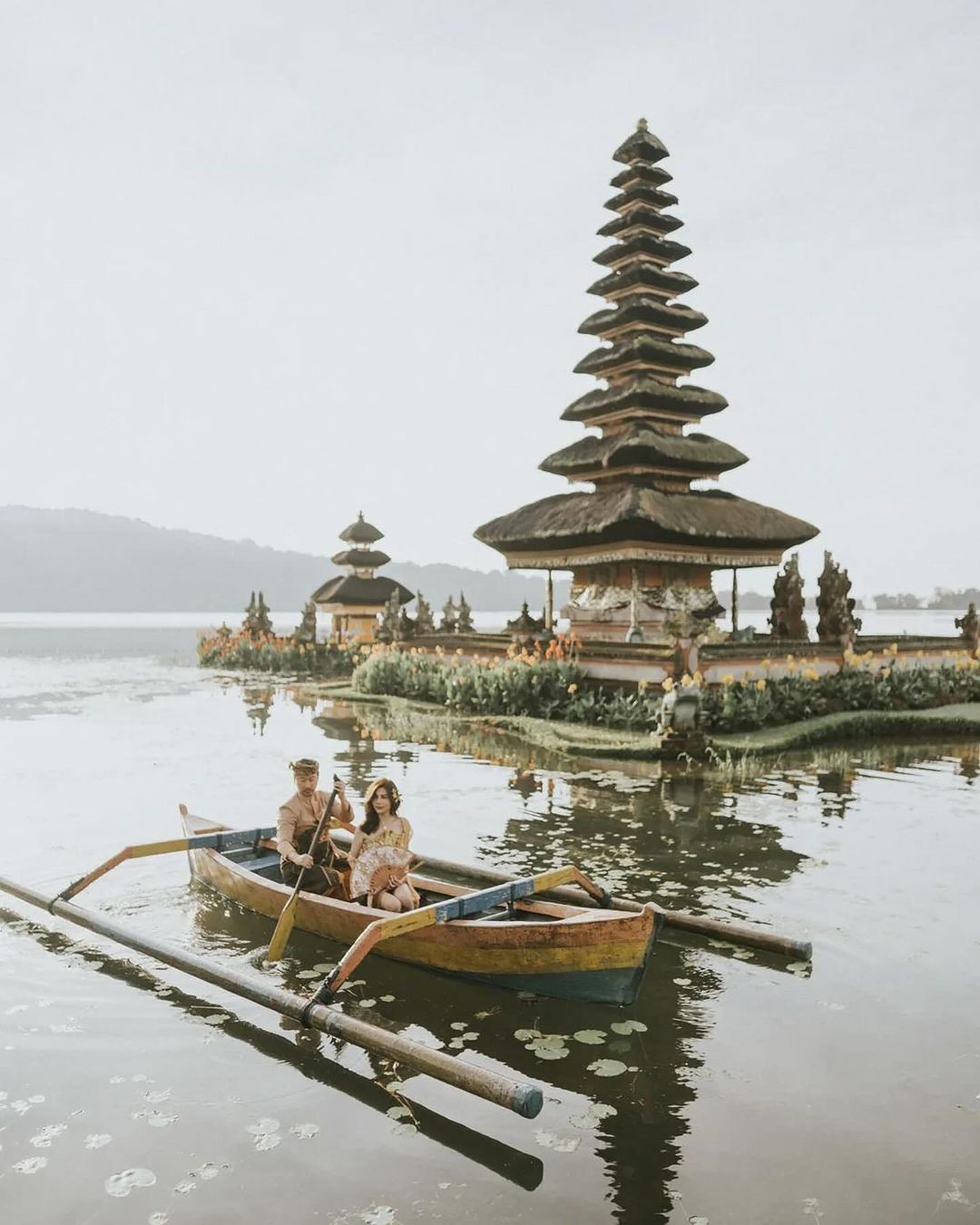 Pura Ulun Danu Bratan merupakan objek wisata favorit di Bali.
