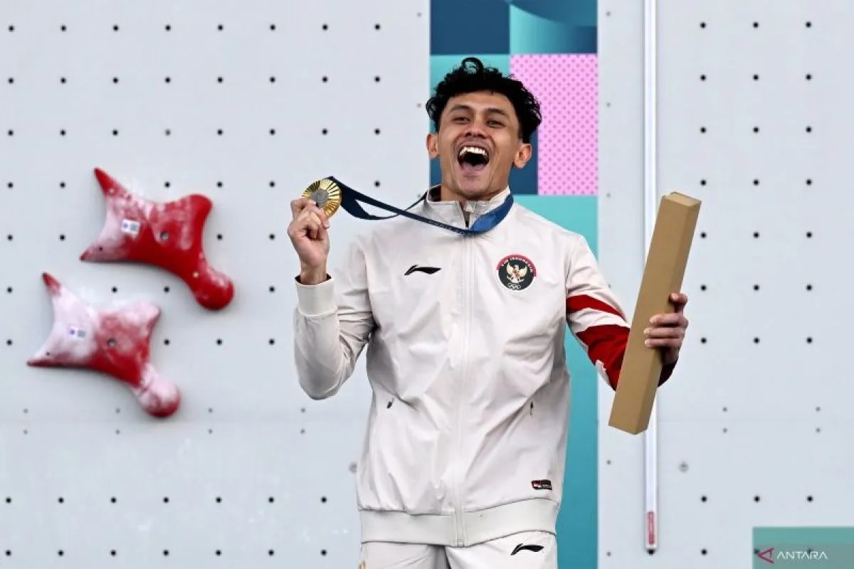 Veddriq Leonardo, atlet panjat tebing Indonesia meraih medali emas di Olimpiade Paris 2024.