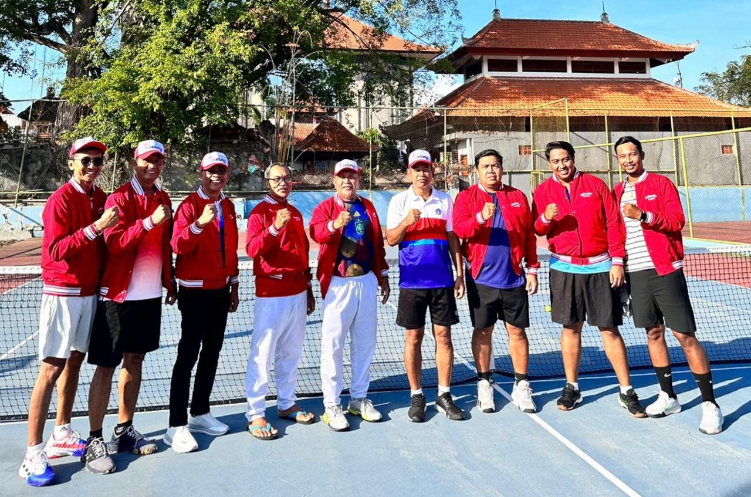 Tim Korpri Badung yang berhasil meraih juara satu dalam Turnamen Tenis Lapangan Beregu Putra Korpri Propinsi Bali ke III.
