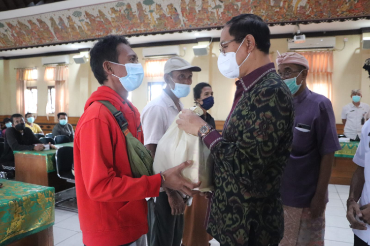 Wabup Suiasa menyerahkan Paket Makanan Tambahan bagi penderita TBC wilayah Kecamatan Petang