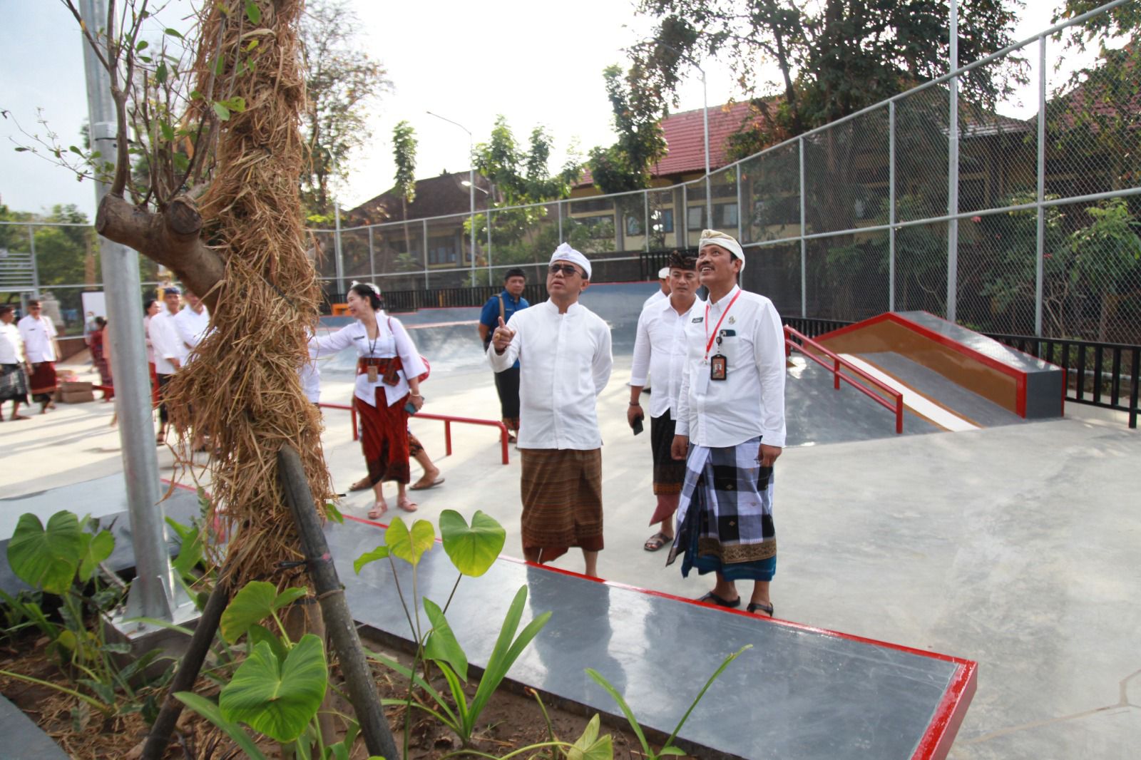 Wali Kota Denpasar I Gusti Ngurah Jaya Negara di sela-sela meninjau dan mengikuti pelaksanaan upacara melaspas alit &nbsp;skate park di Lumintang, Kamis (8/8/2024).
