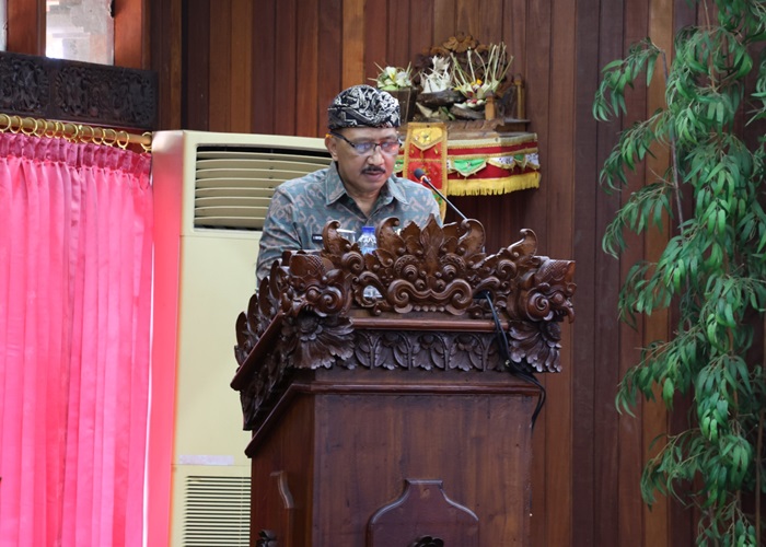 PARIPURNA : Pj Bupati Klungkung I Nyoman Jendrika saat rapat paripurna penandatanganan KUA-PPAS 2025.