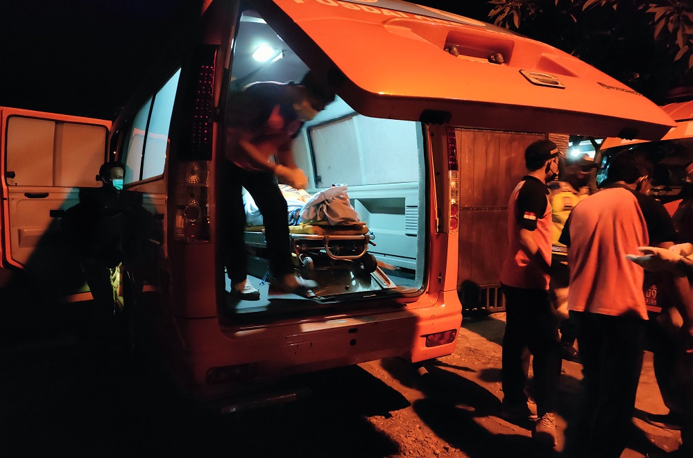Jenazah Ida Bagus Ardana dan istrinya dievakuasi menggunakan ambulans