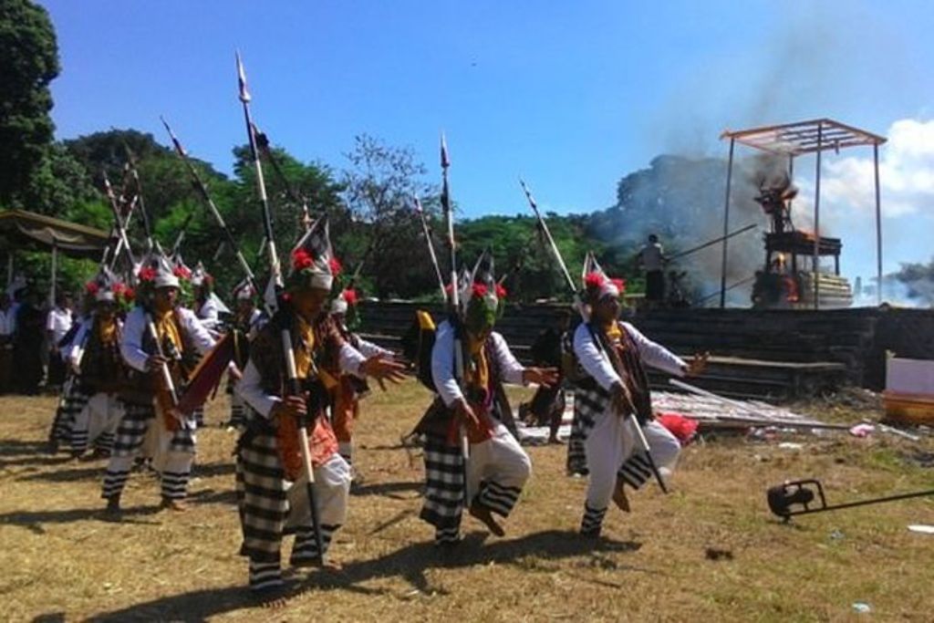 Salah satu prosesi yadnya umat Hindu Bali.