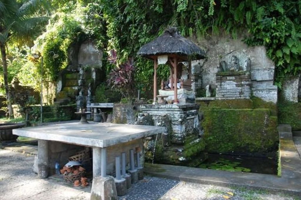 Pura Beji Langon, terletak di Desa Adat Kapal, Mengwi, Badung, Bali.