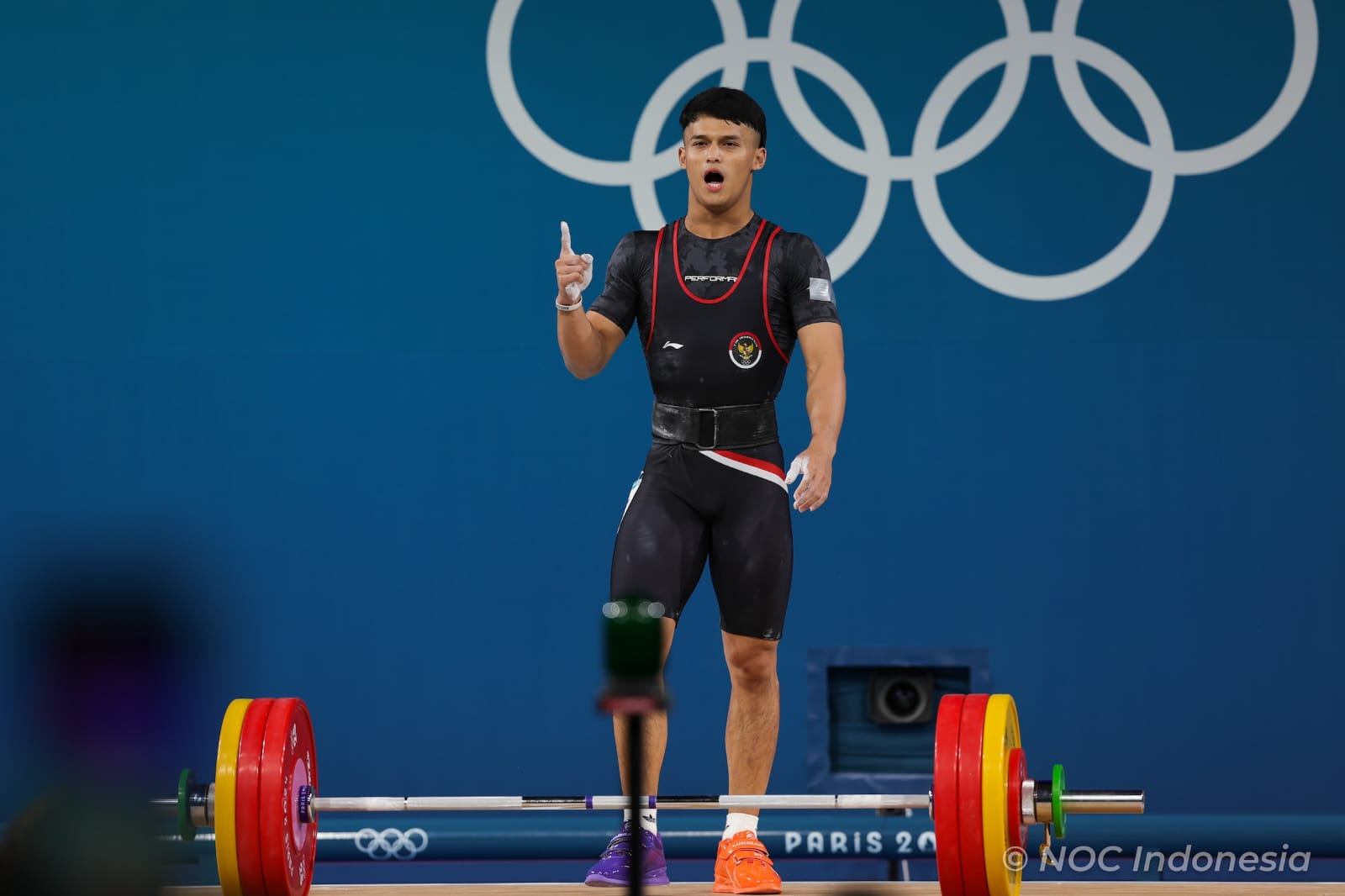Lifter Rizki Juliansyah berhasil meraih medali emas kedua Indonesia di cabang olahraga angkat berat. Selain emas, Rizki juga mencetak rekor baru Olimpiade.